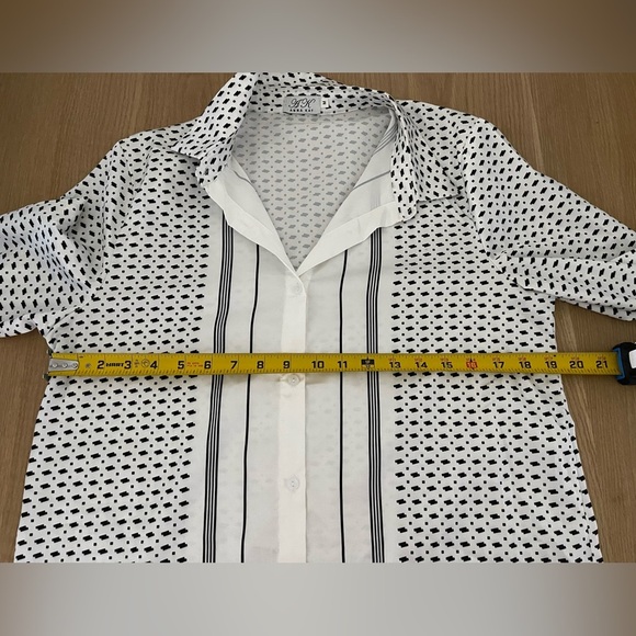 Anna Kay|Satin button down Long Sleeve in Geometric black & White print•••France - Picture 10 of 10
